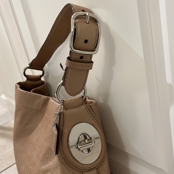 Coach Pearlized Tan leather bag with beautiful hardware - Picture 3 of 13